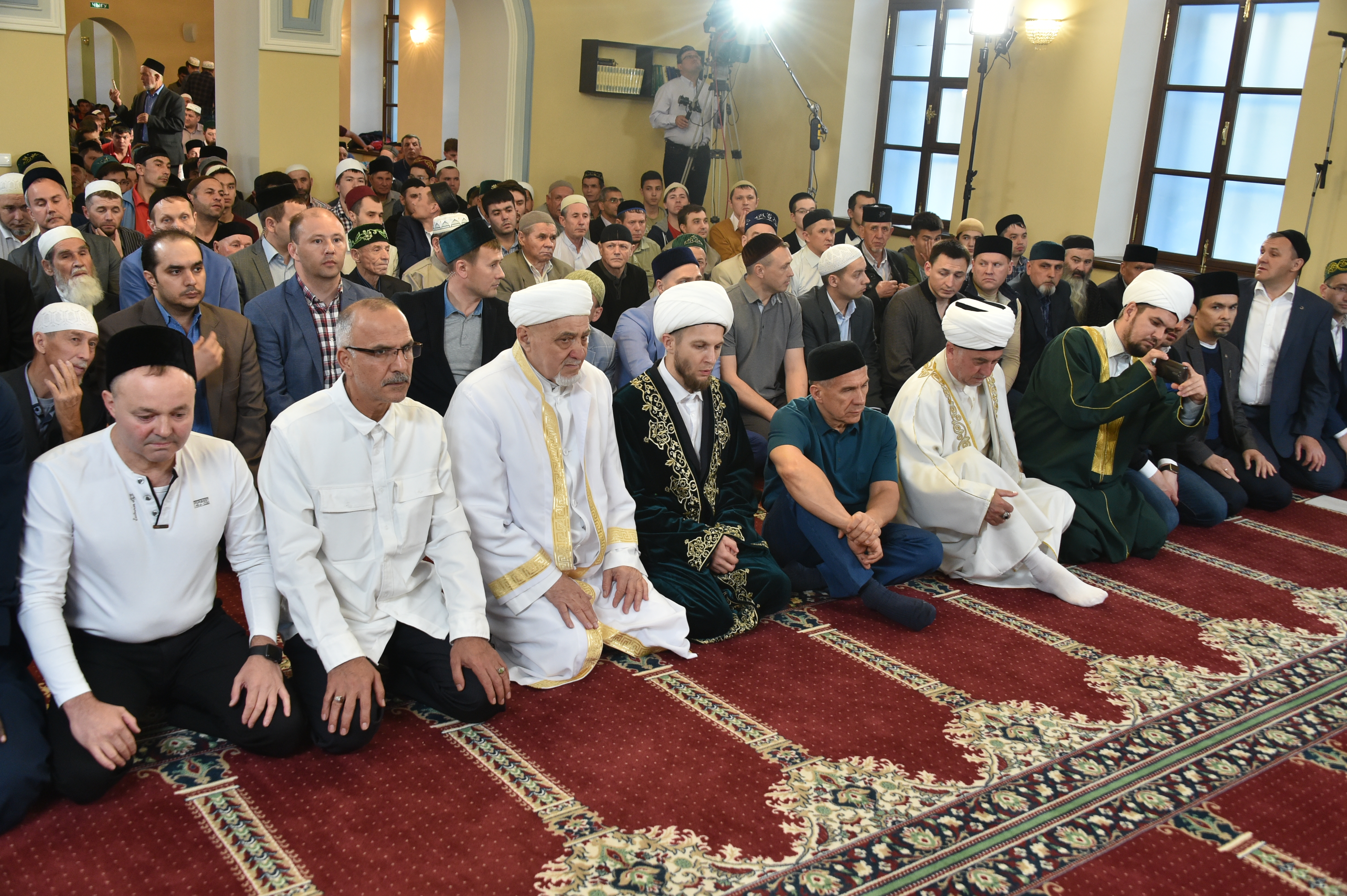 Намаз ураза байрам как совершать. Мечеть намаз Татарстан. Намаз праздник Ураза байрам. Молитва в мечети. Молебен в мечети.
