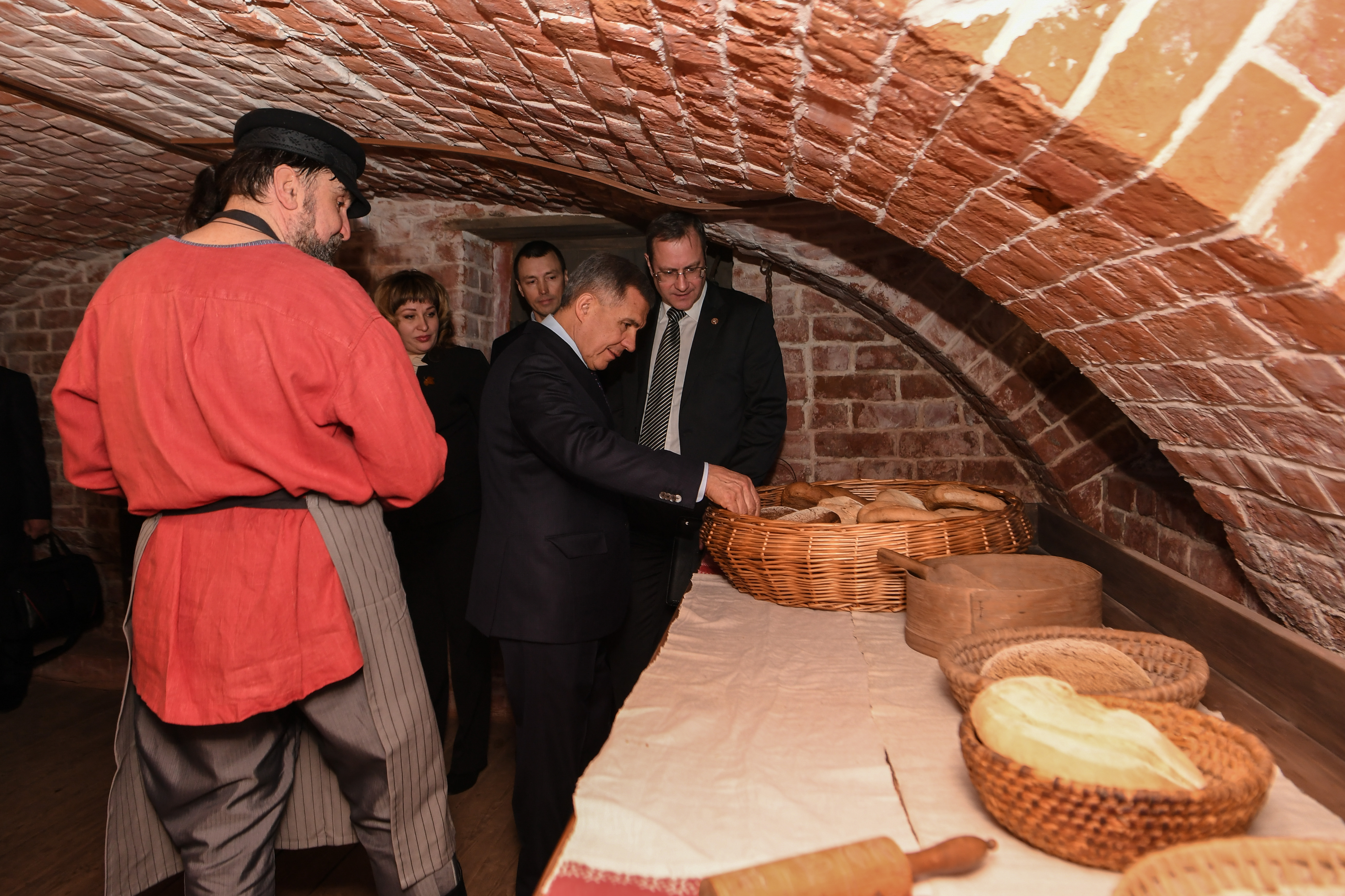 Лепешки в казане. Музей Горького Казань. Печь для лепешек. Лепешки в Казани. Татар печет лепешки.