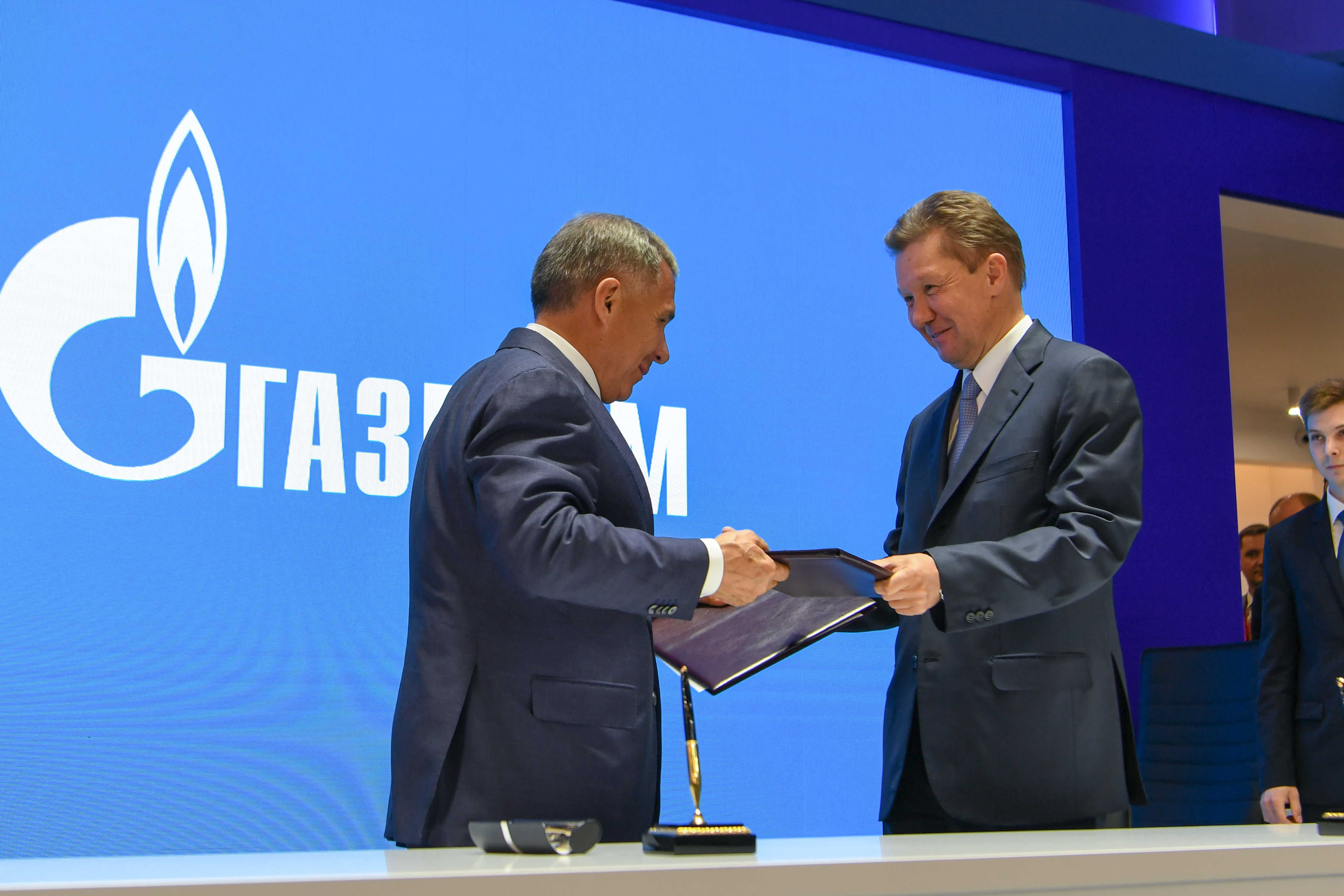 Компания татарстан. Газпром Татарстан. Подпись Миллера Газпром. Gazprom в Татарстане. Исхаков Газпром.