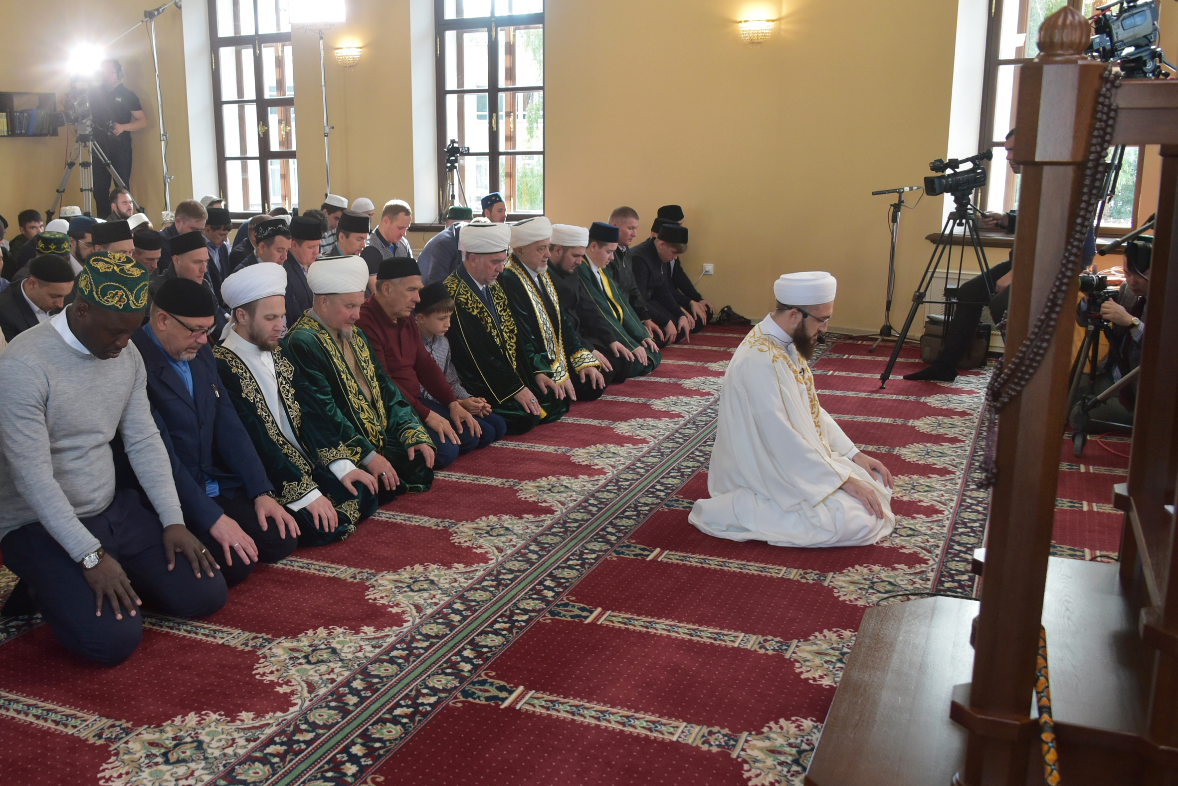 Ураза байрам челны. Мечеть для мусульман в Казани. Мусульмане в мечети. Служба в мечети. Мулла в мечети.