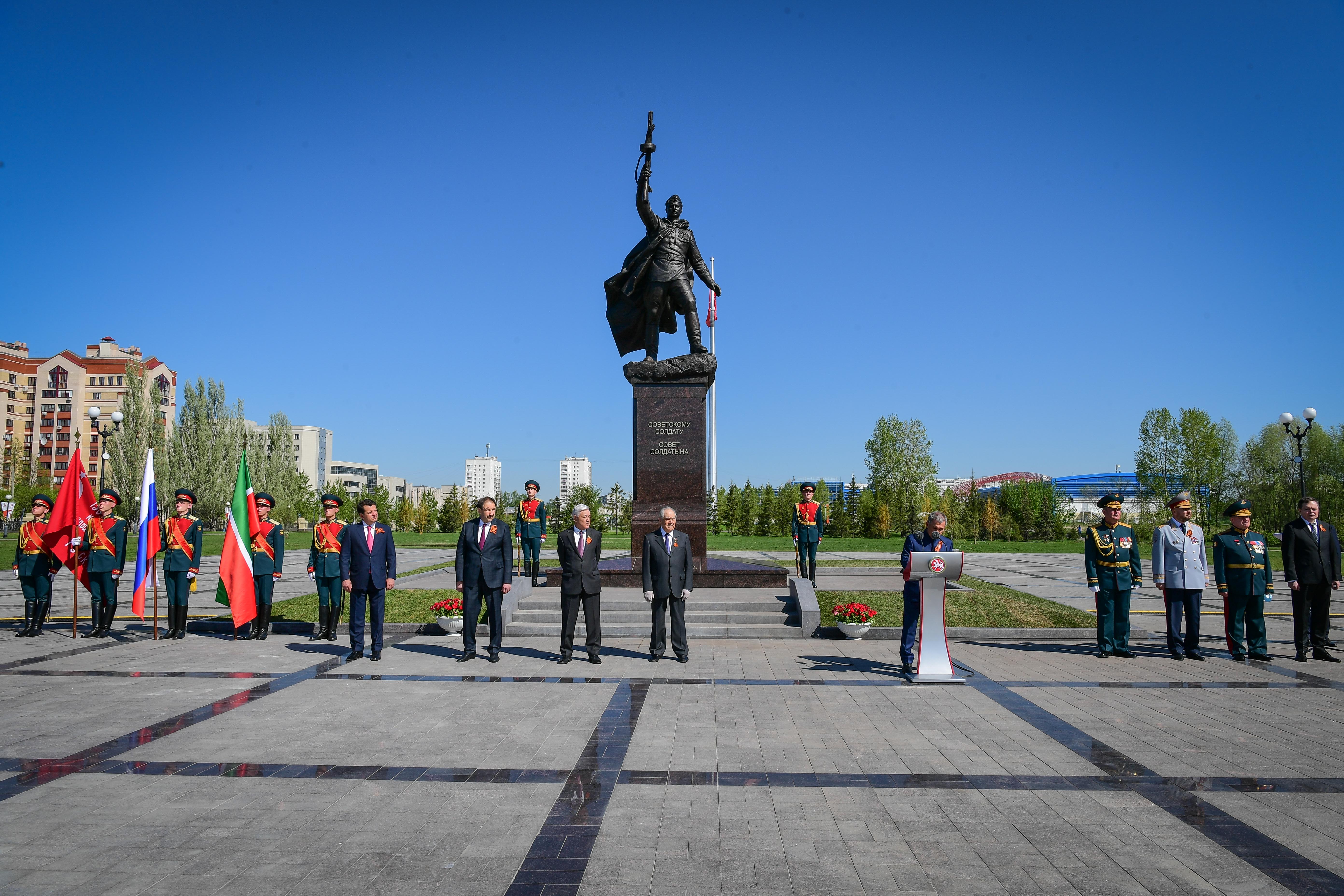 Включи парк победы. Памятник парк Победы Казань. Казань памятники о победе. Памятник советскому солдату в Казани. Памятник воину Казань парк Победы.