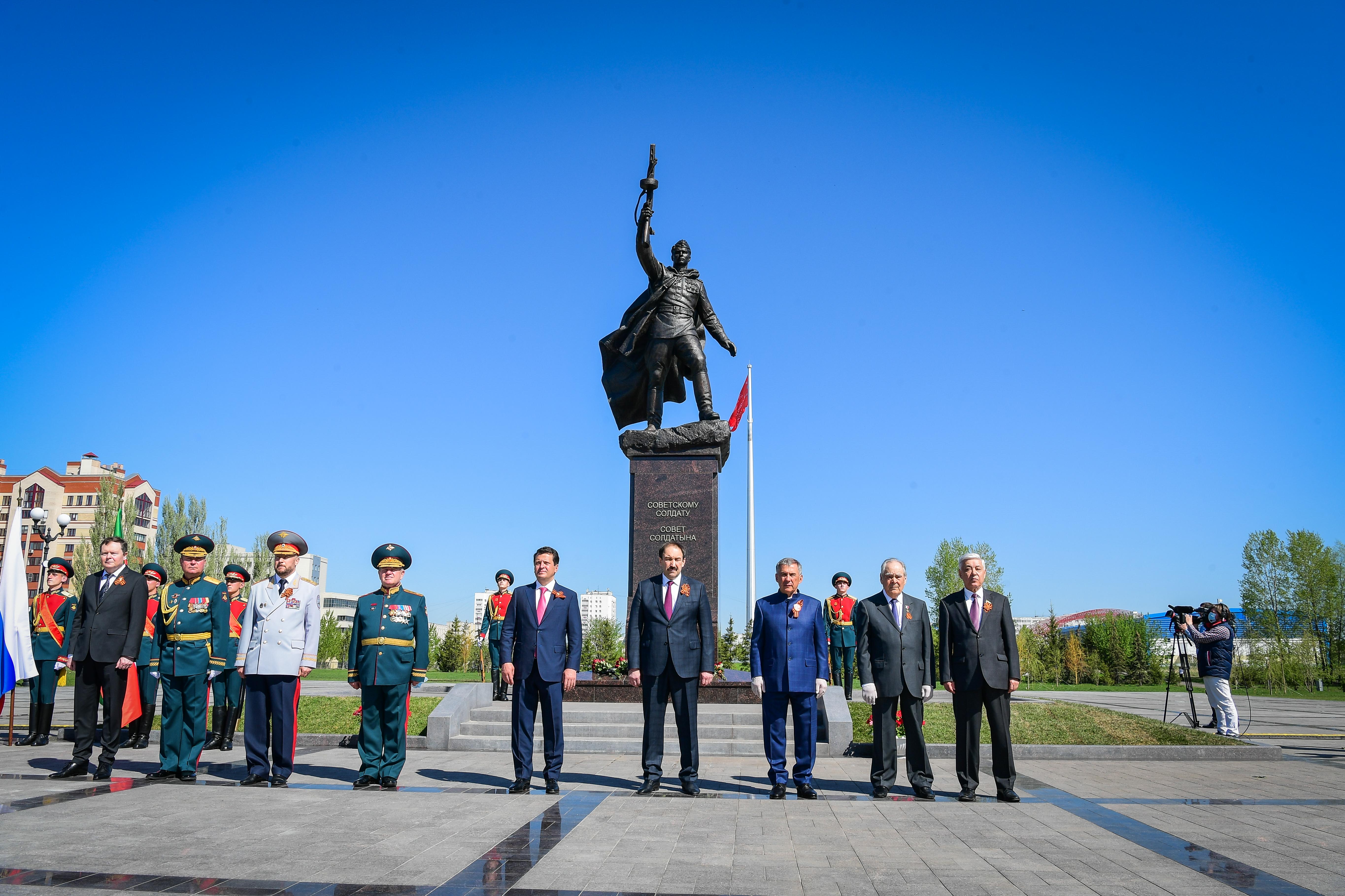 Ватан татарстан. Памятник советскому солдату Казань парк Победы. Парк Победы Казань Обелиск. Монумент воину освободителю Казань. Казань парк Победы памятник солдату.