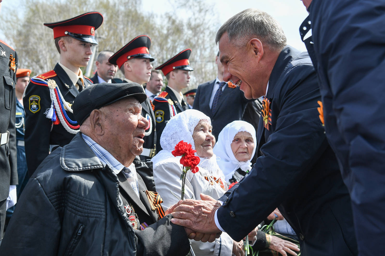 Победа татарстан. Рустам Минниханов с ветеранами. Рустам Минниханов 9 мая. Рустам Минниханов Казань 9 мая. С днем Победы Татарстан.