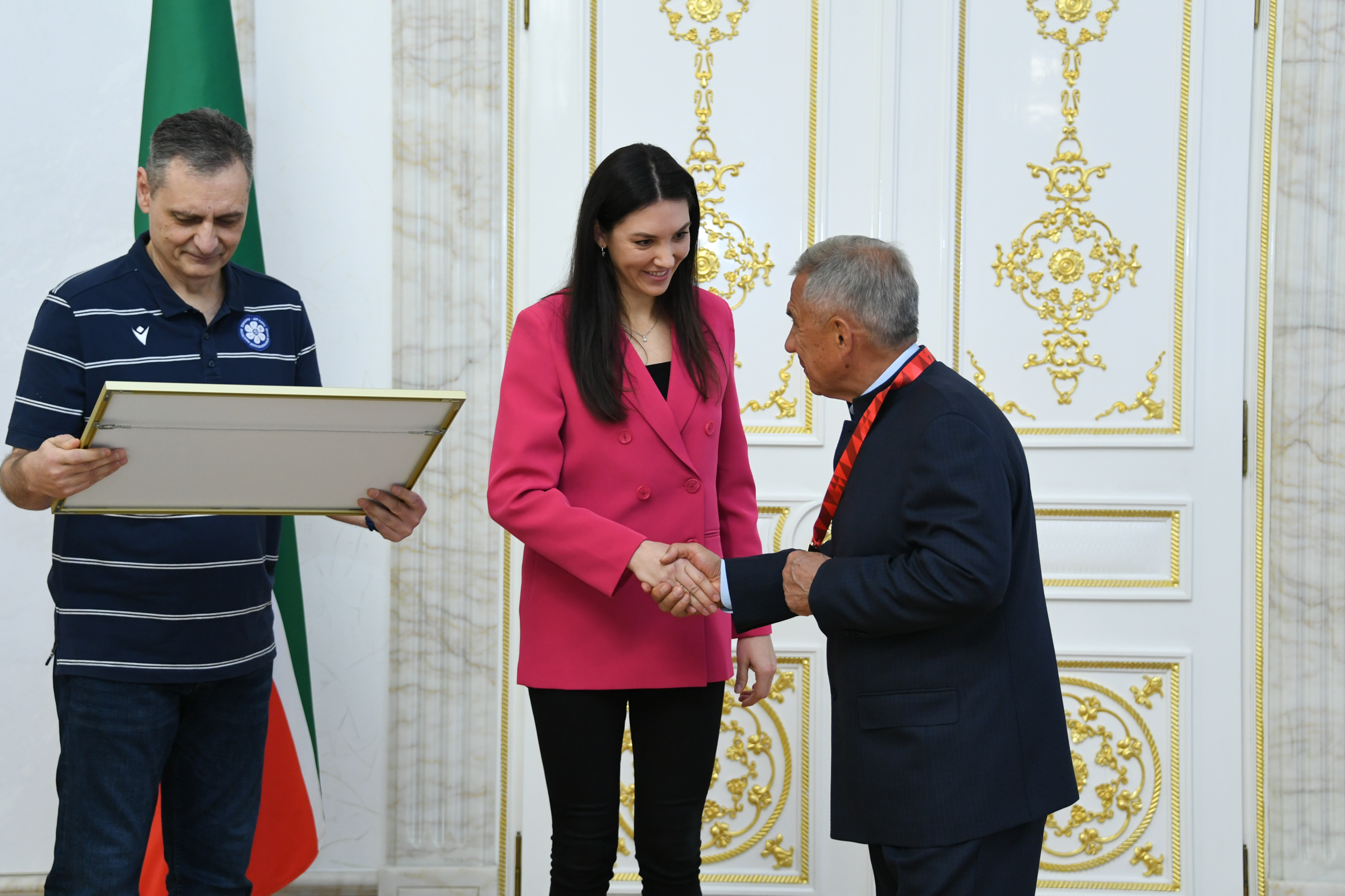 Ак барс банк фирменный стиль. Ак барс дебетовая карта. Ак барс валюта. Ак барс банк фото. Пао ак барс банк.