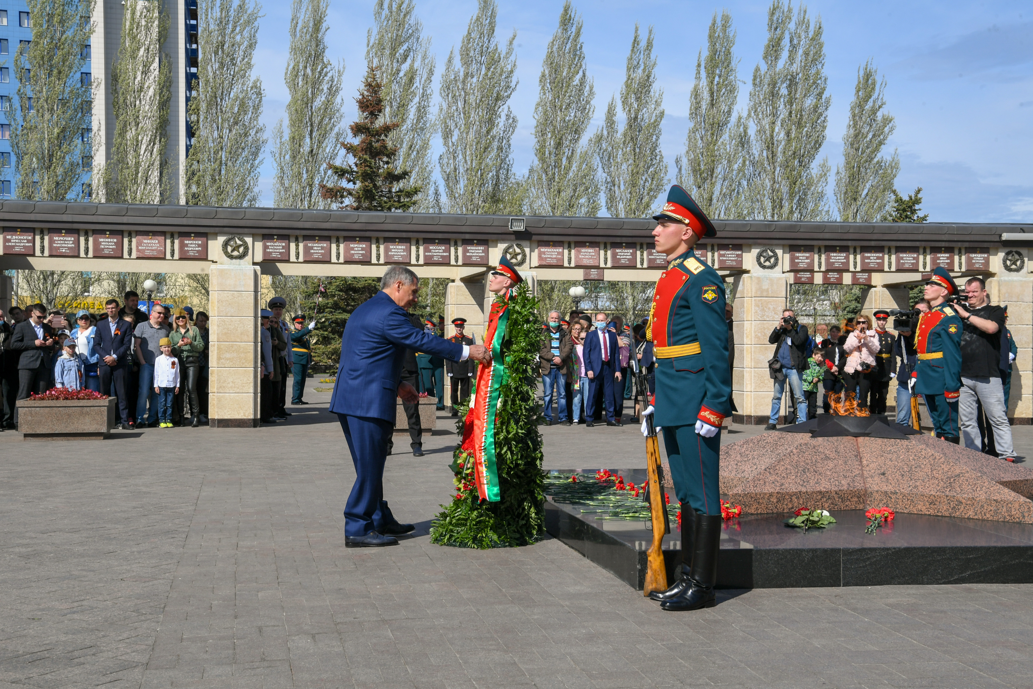 Почетная победа. Вечный огонь Екатеринбург 2021. Вечный огонь рота почетного караула. Мемориальный комплекс Хабаровска Почетный караул. Надым Почетный караул вечный огонь.