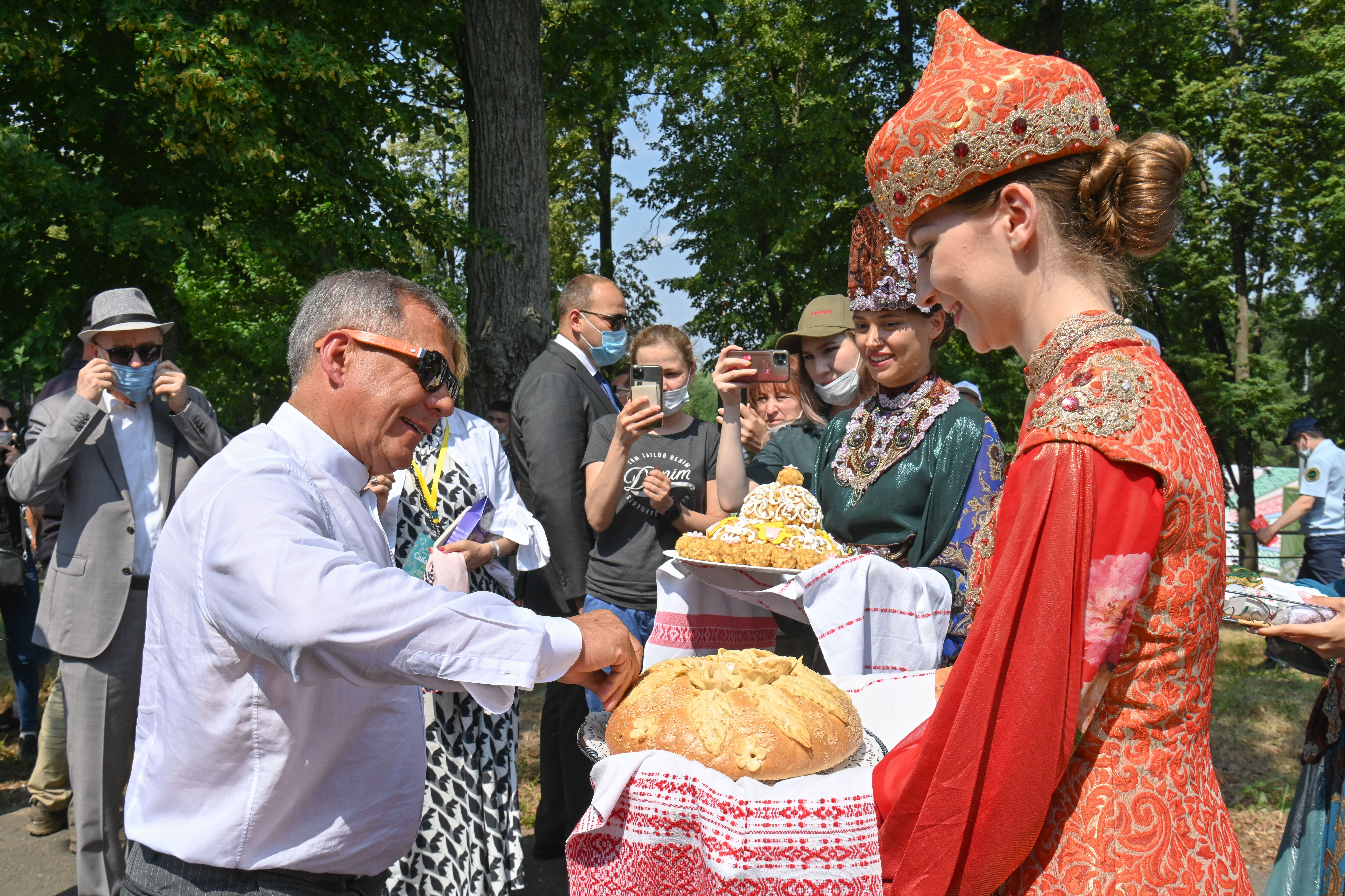 Праздник сабантуй в казани. Минниханов Сабантуй. Сабантуй Казань. Татарстан праздник Сабантуй. Народное гуляние Казань.