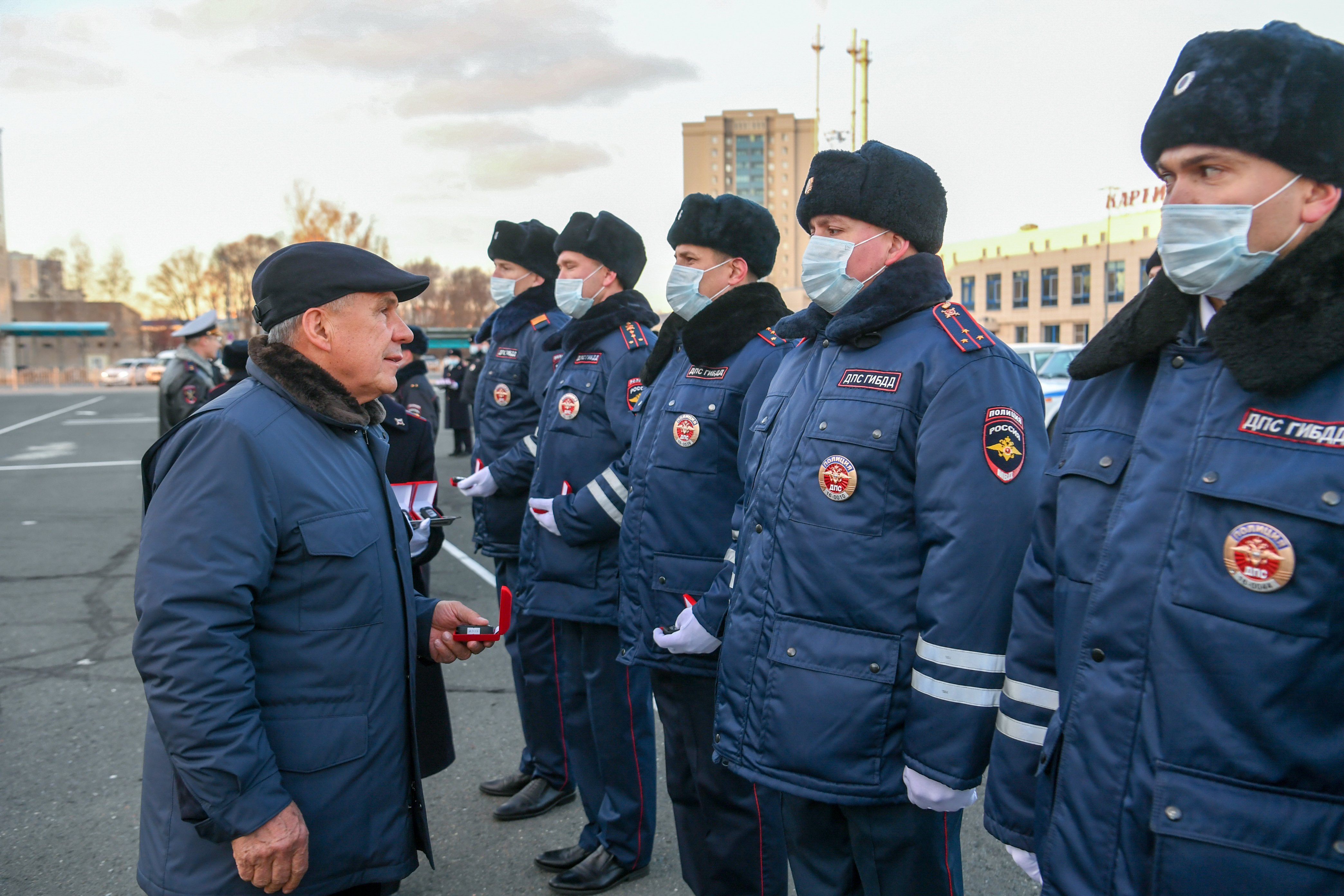 Премии полиции к новому 2024 году. Машина Минниханова служебная. Полиция 63. МВД новые автомобили. Минниханов вручил машины полиции.