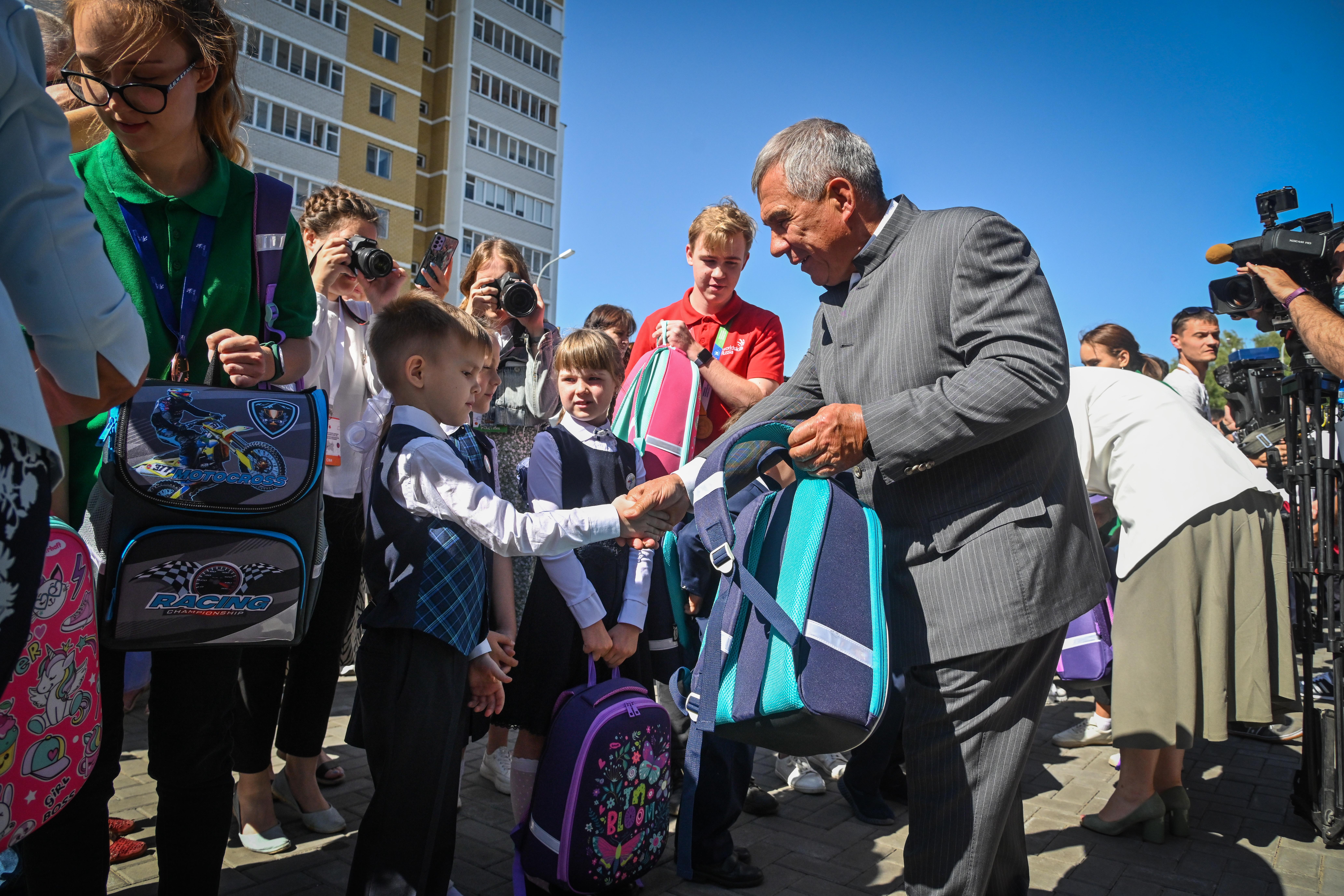 Школьная форма адымнар набережные челны. Школьная форма адымнар алабуга. Учителя 62 школы набережные челны. Линейка 1 сентября 1980 года. Школа номер 37 набережные челны.