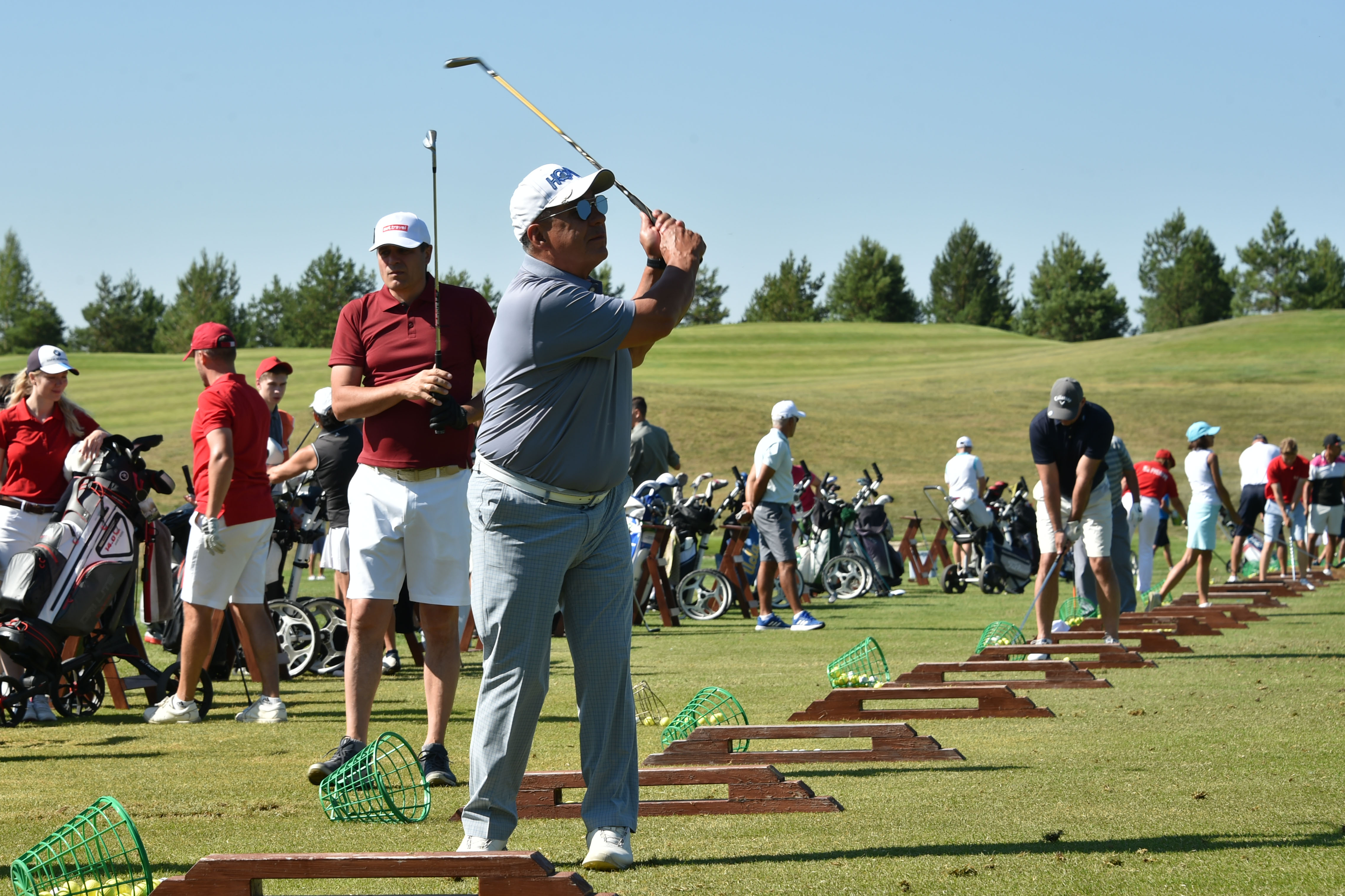 Открытие гольф клуба. Кубок по гольфу. Мини гольф корпоратив. Юдинская долина гольф клуб красноярск. Рекорд по гольфу.