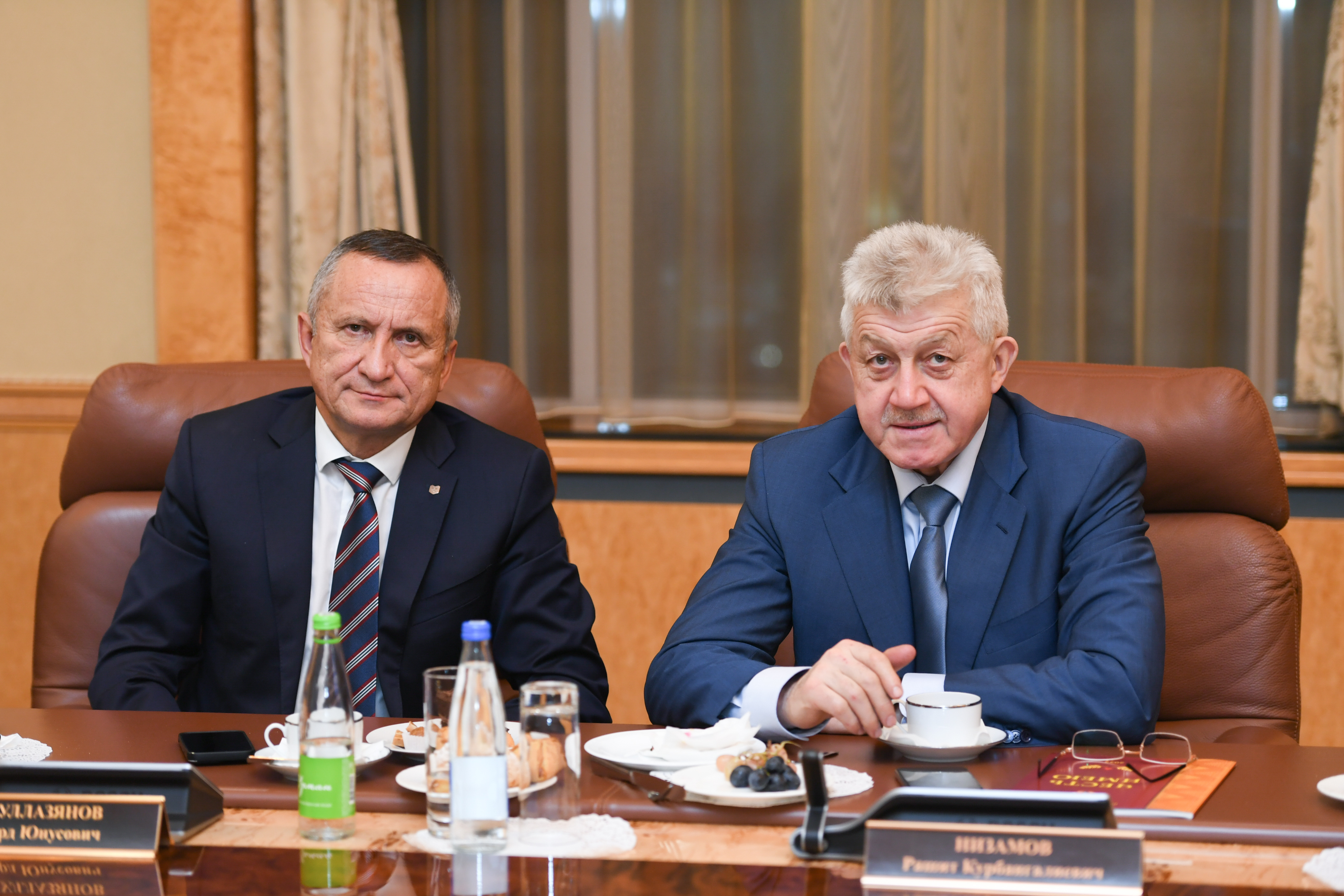 Аппарат президента республики татарстан. Рт на р. Ангара 106 буксир-толкач. Управляющий делами президента рт. Буксир толкач-700.