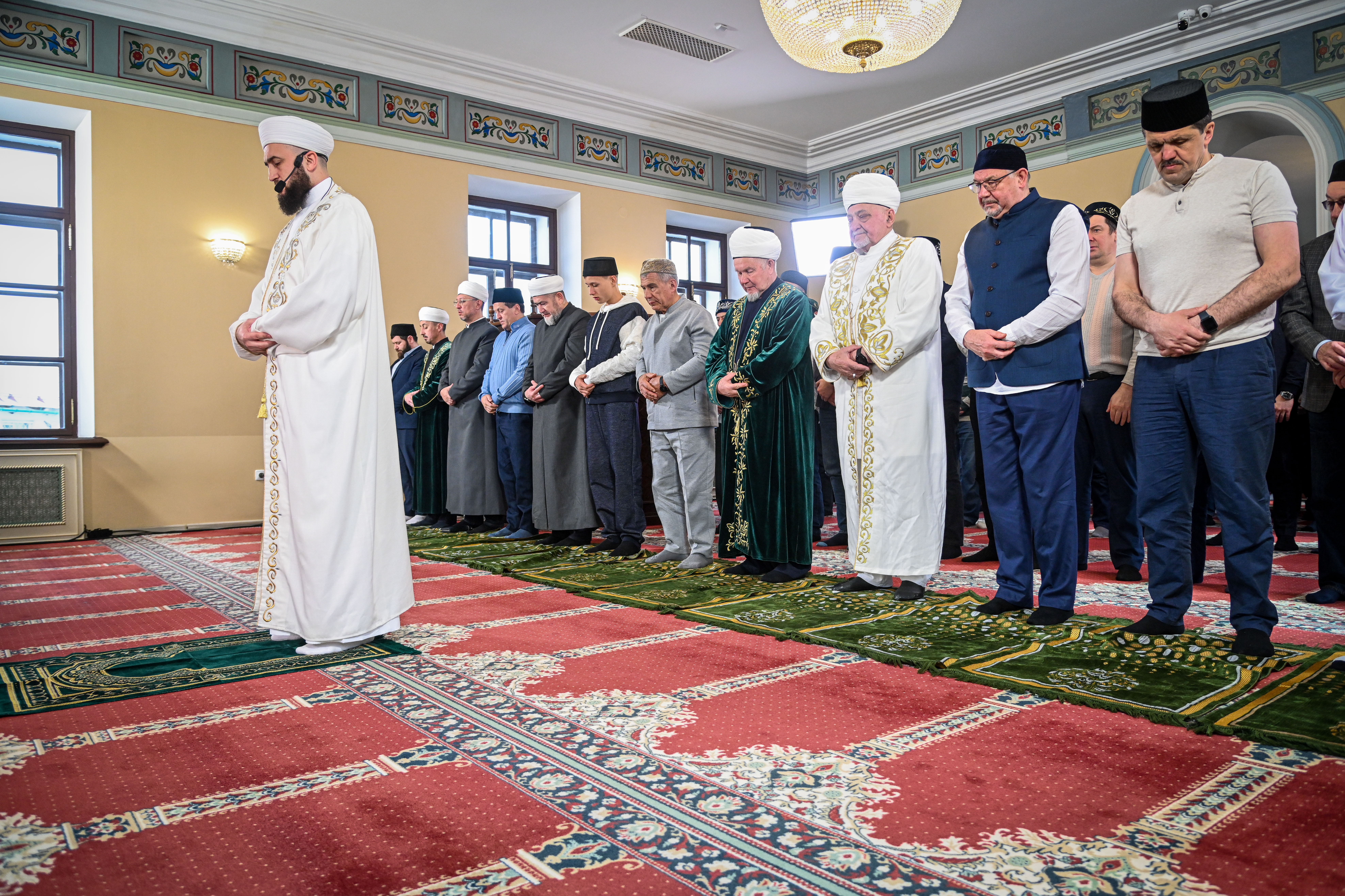Праздничные намаз ураза байрам 2024 в москве. Мусульманская мечеть. Намаз в мечети. Ураза байрам мечеть намаз.