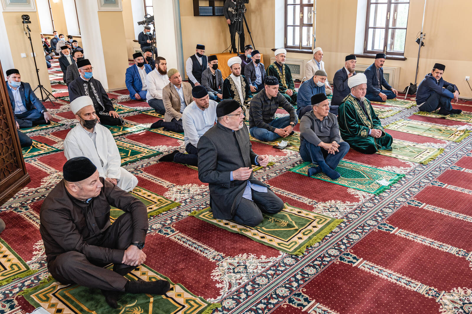 Гает бэйрэме 2024 кайчан. Московская Соборная мечеть намаз. Праздники Ислама Ураза байрам.